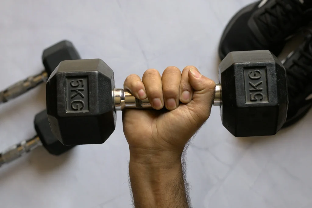 10 Kesalahan Umum dalam Fitness yang Harus Dihindari untuk Hasil Maksimal 1 Melatih otot tangan