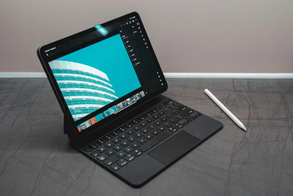Bagaimana iPad Mengubah Cara Kerja Kreator dengan Inovasi Desainnya 1 ipad keyboard 1 6 2