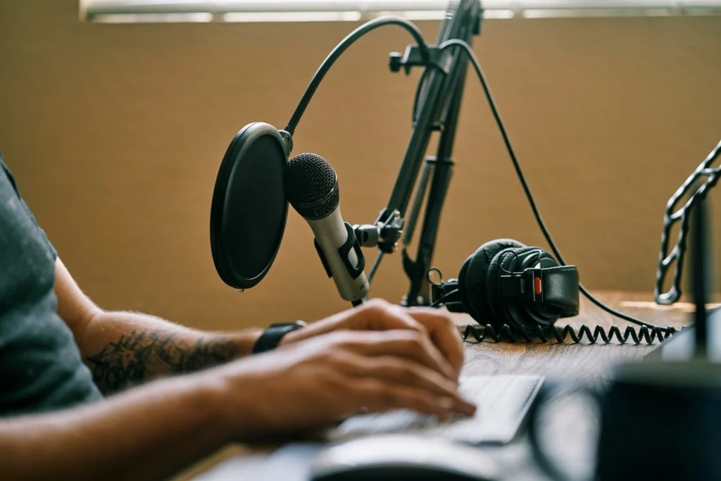 Cara Cerdas Menghasilkan Uang dari Podcast dan Membangun Bisnis Sukses 1 padcaster 1 6 2