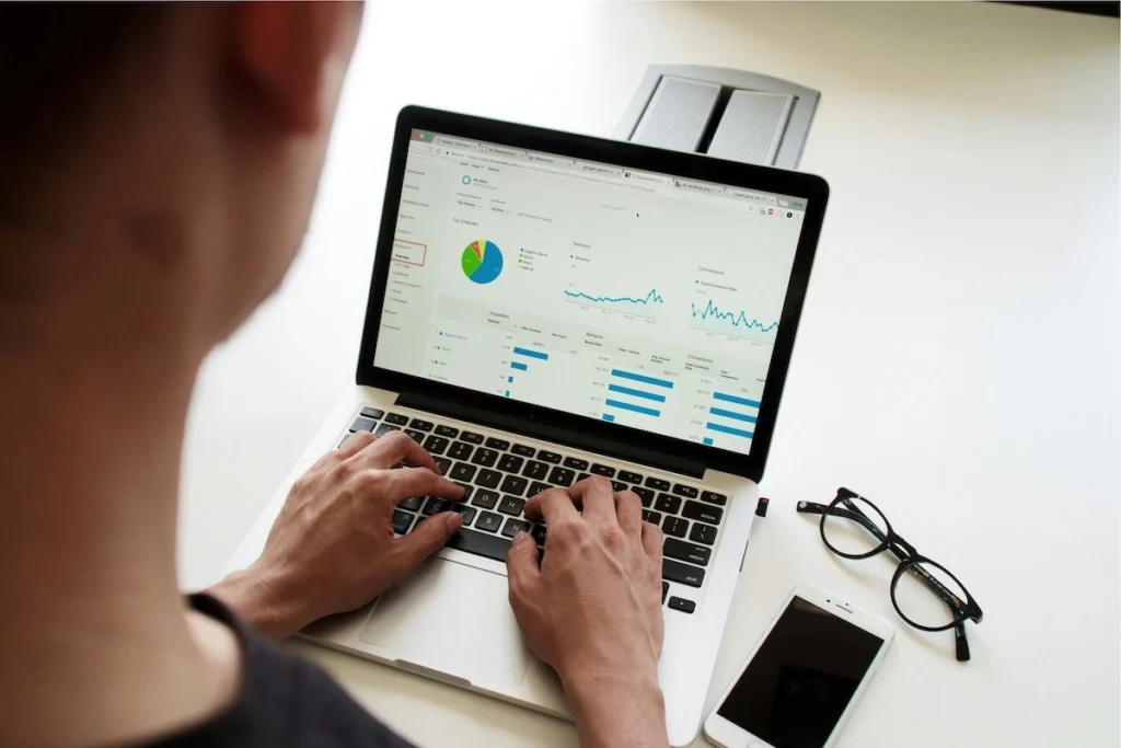 SEO untuk Bisnis Kecil: Menang Bersaing dengan ECommerce Besar 1 Dashboard Google Analytics.