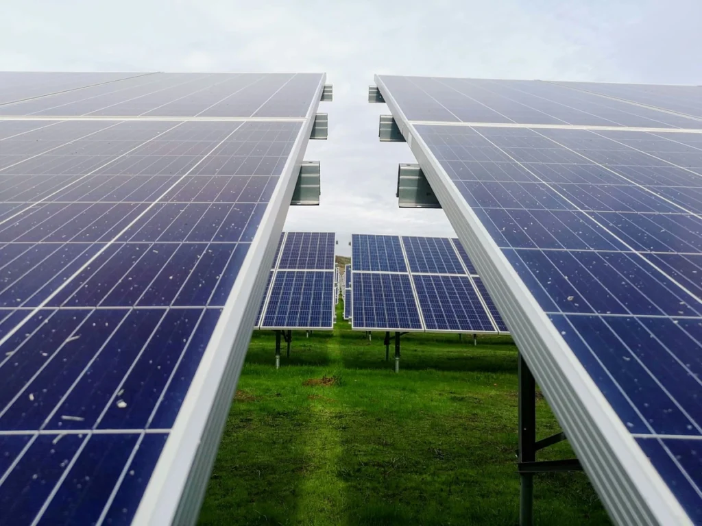 Energi Terbarukan di Daerah Terpencil: Pembangunan Panel Surya sebagai Solusi 1 Deretan panel solar untuk proyek percontohan.