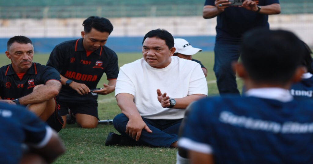Achsanul Qosasi Hadir di Latihan Tim Madura United 1 Achsanul Qosasi Presiden Klub Madura United