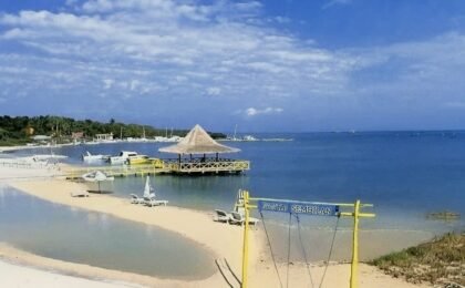 Pemandangan udara Pantai Sembilan di Pulau Gili Genting Sumenep yang berbentuk angka sembilan