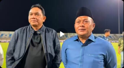 Achsanul Qosasih dan H. Sukriyanto menyampaikan harapan kemenangan Madura United atas Persijap Jepara di Pamekasan