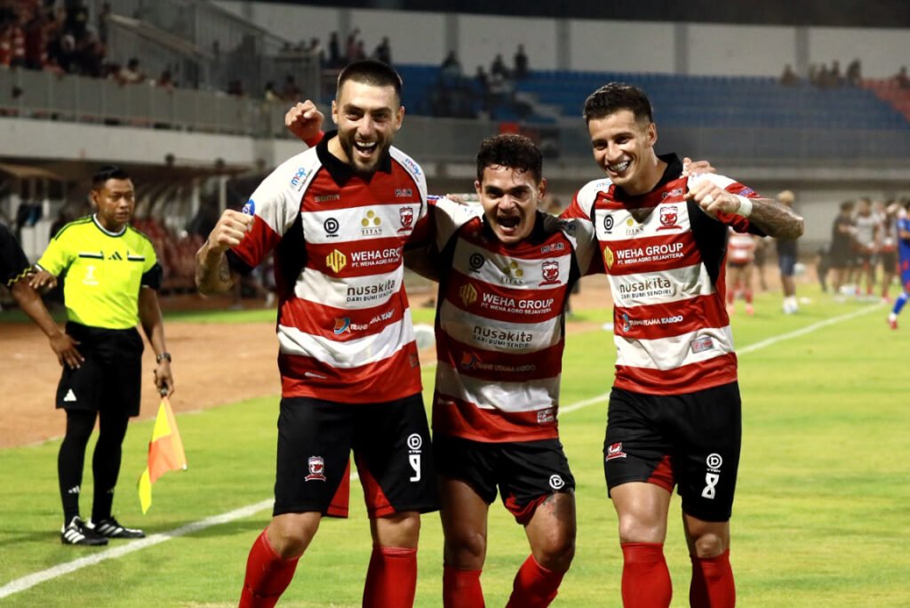 “D Mitkov, Iran Junior dan Santacruz merayakan kemenangan 2-0 atas Persijap Jepara di BRI Super League 2026/2027”