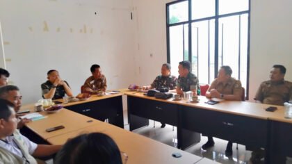 Kolonel Arh Saptarendra P membahas pemanfaatan tankos dan solid sawit sebagai pupuk organik alternatif untuk mencegah karhutla di Kayan Hilir