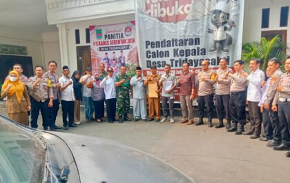 Panitia Pilkades Tridayasakti bersama BPD, Bhabinkamtibmas, dan Babinsa setelah menerima hasil seleksi bakal calon kepala desa