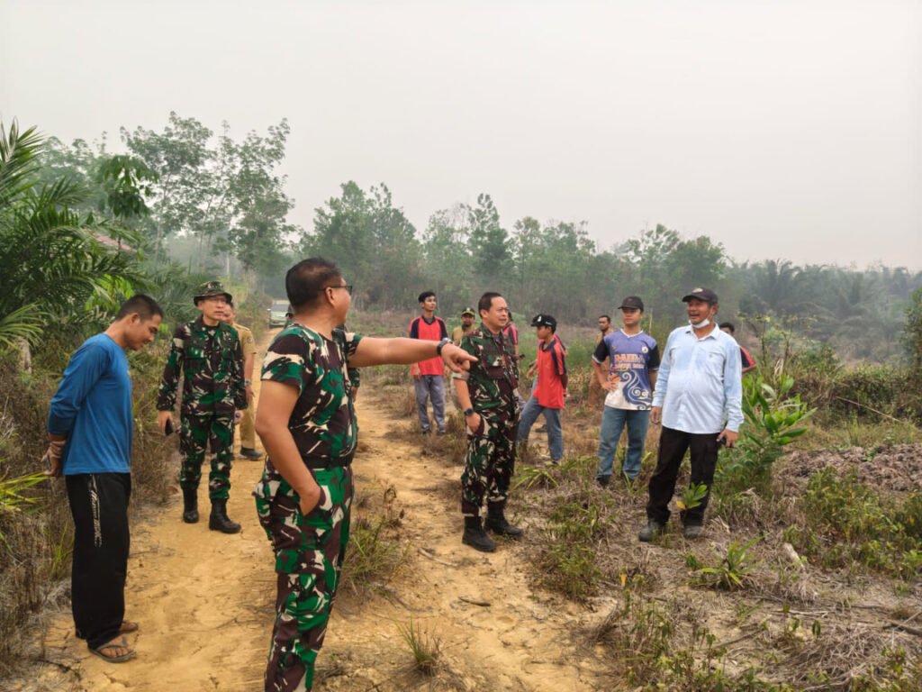 Satgas Karhutla TNI menyiapkan lahan Demplot pupuk organik dari limbah sawit di Kayan Hilir