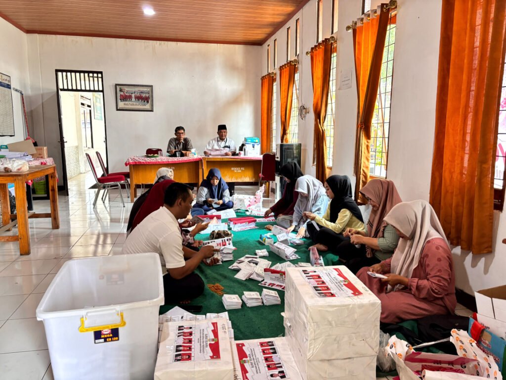 Panpildes Tridayasakti melipat surat suara Pilkades 2026 di Kantor Desa Tridayasakti.