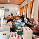 Panpildes Tridayasakti melipat surat suara Pilkades 2026 di Kantor Desa Tridayasakti.