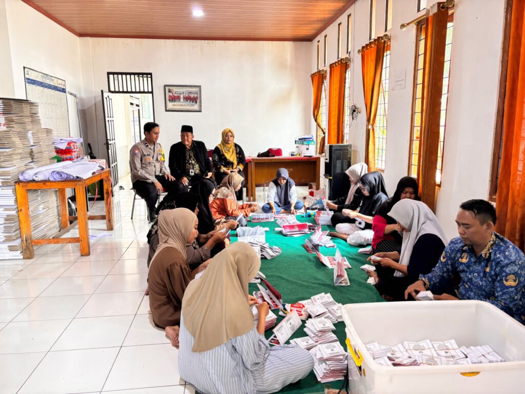 Panitia Pilkades Tridayasakti menyiapkan dan melipat surat suara dengan melibatkan saksi calon, BPD, dan Bimaspol menjelang pemungutan suara.