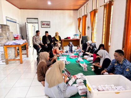 Panitia Pilkades Tridayasakti menyiapkan dan melipat surat suara dengan melibatkan saksi calon, BPD, dan Bimaspol menjelang pemungutan suara.