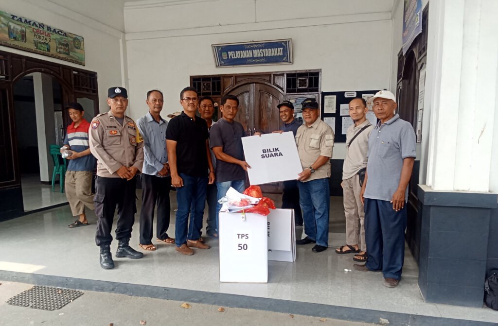 Kades Tridayasakti Pastikan Distribusi Logistik Pilkades 2026 ke 53 KPPS Berjalan Lancar 1 Kepala Desa Tridayasakti Suwardi Wada saat distribusi logistik Pilkades Tridayasakti 2026