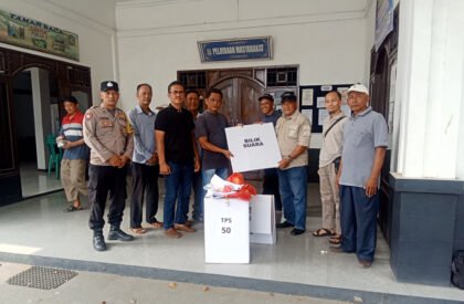 Kepala Desa Tridayasakti Suwardi Wada saat distribusi logistik Pilkades Tridayasakti 2026