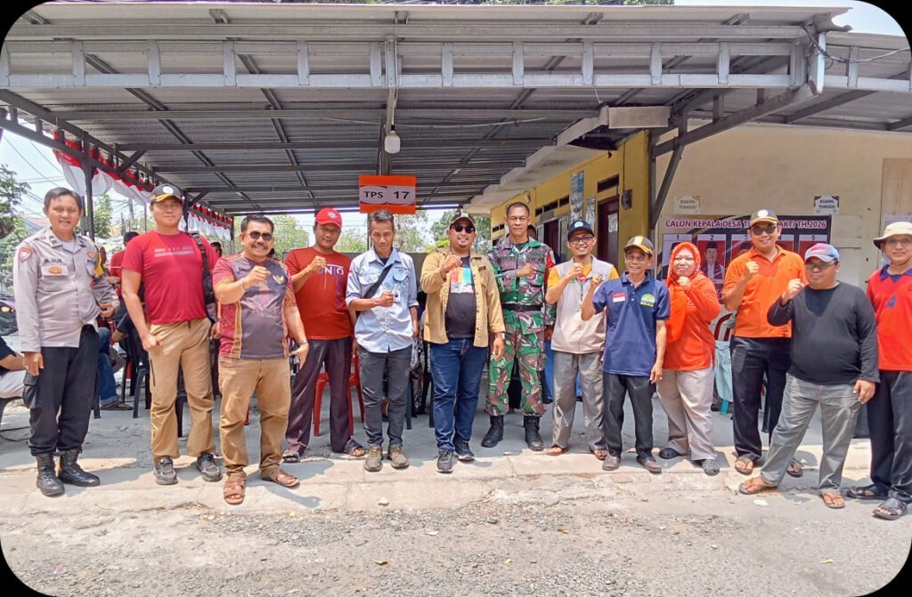 Pilkades Tridayasakti Digelar di 53 TPS, Calon Diminta Siap Menang dan Kalah 2 Panpilkades Tridayasakti melakukan monitoring pemungutan suara di salah satu TPS pada Pilkades 2026