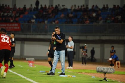“Jose Gomes meraih penghargaan Coach of the Week.”
