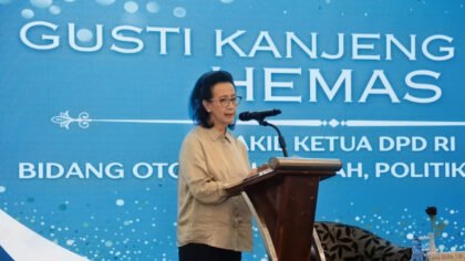 GKR Hemas menyampaikan arahan kepada tenaga ahli DPD RI dalam pelatihan konten media digital untuk mengawal isu daerah. (Dok. DPD RI)