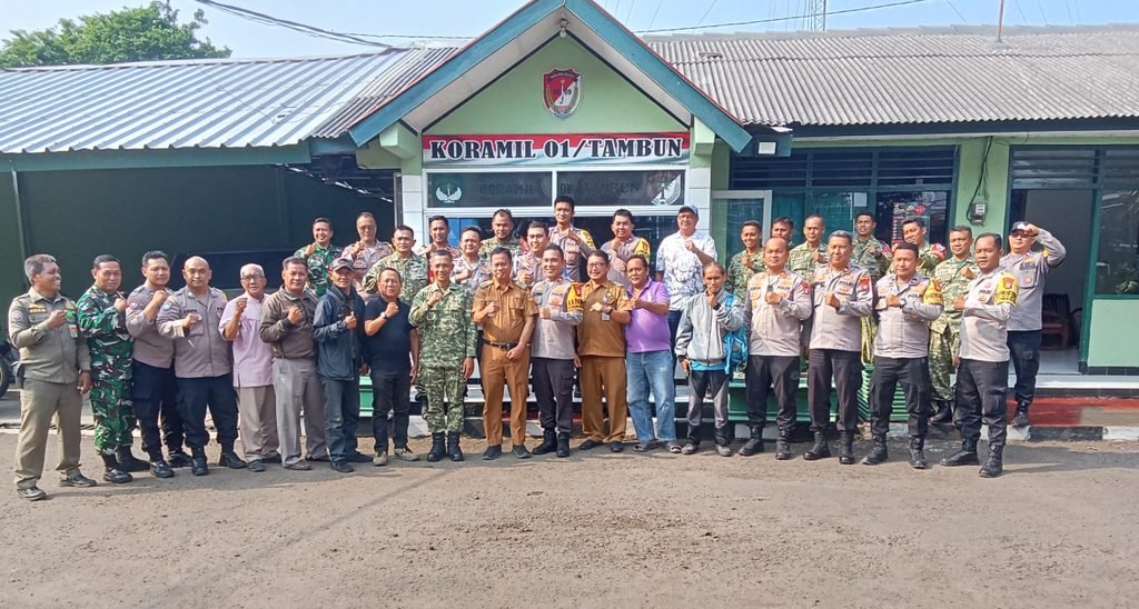 HUT TNI ke-81, Kapolsek dan Camat Tambun Selatan Beri Kejutan kepada Danramil 01 2 1000478844