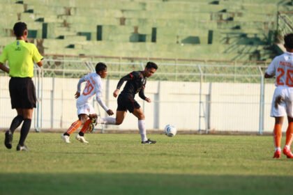 Laga uji coba Madura United melawan Persikabpas di Pamekasan