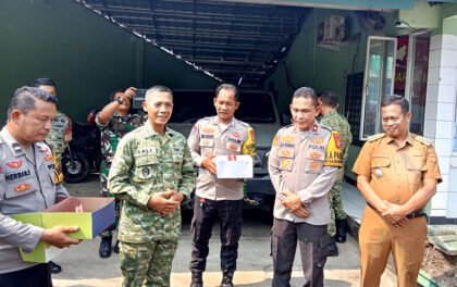 Kapolsek dan Camat Tambun Selatan memberikan kejutan HUT TNI ke-81 kepada Danramil 01 Tambun di Kabupaten Bekasi