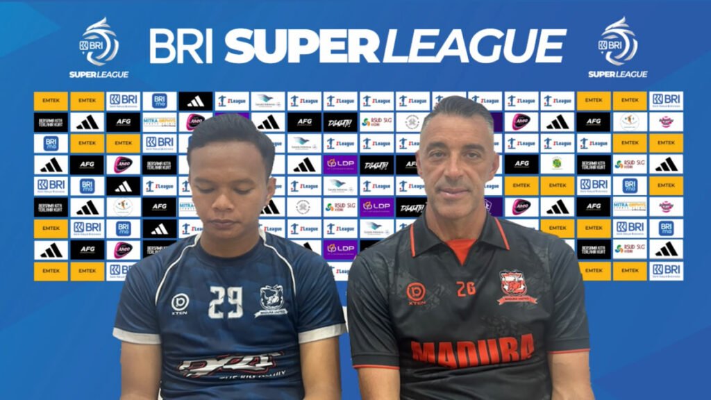 Jose Gomes menyampaikan keterangan dalam Pre Match Press Conference jelang laga Persik Kediri vs Madura United